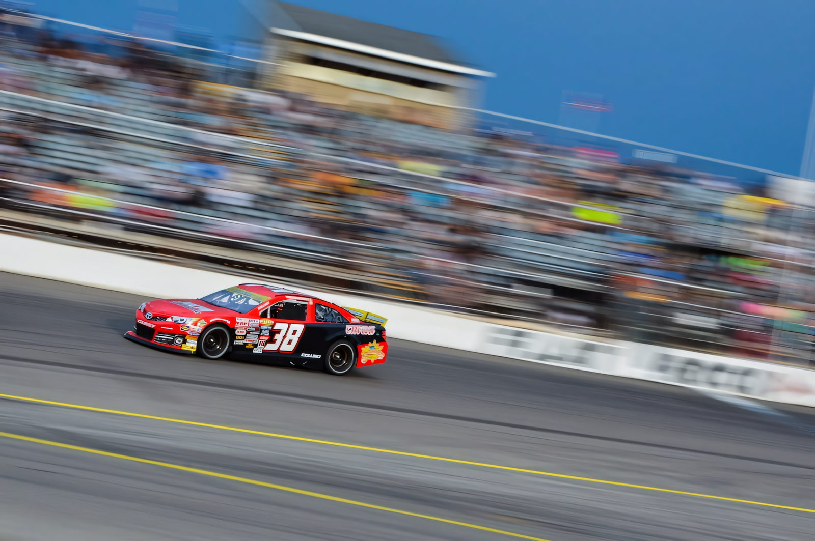 Equipo MCM Racing Development utilizando volantes Collino con tecnología HexaGrip y simulación profesional de Byte.Collino durante la preparación para la fecha de NASCAR y ARCA en Iowa Speedway.