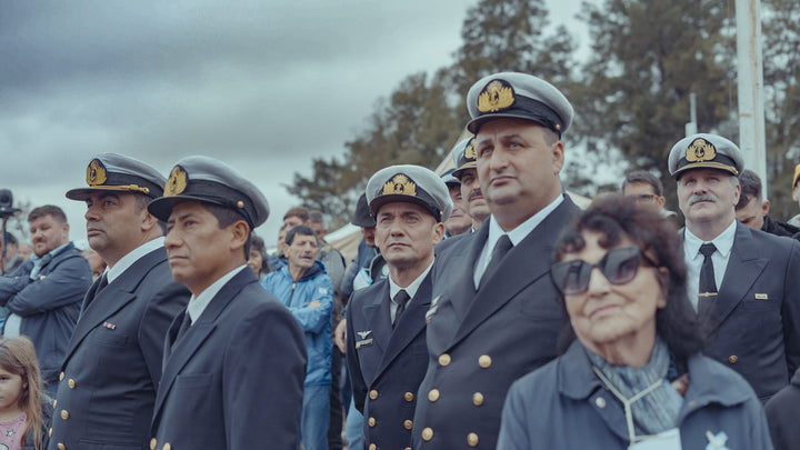 Ensamblaje del avión por técnicos navales